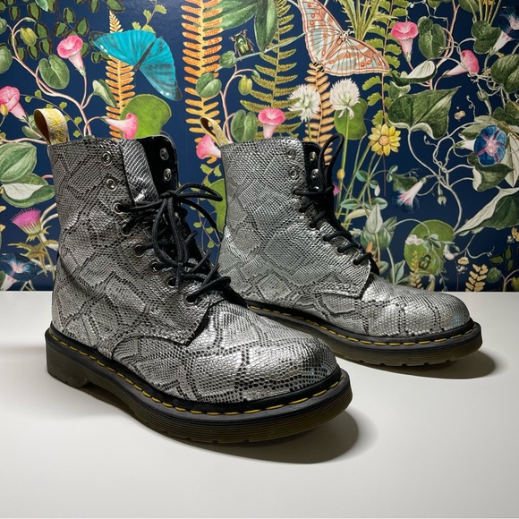 Dr. Martens combat boots in vegan silver snakeskin - Picture 3 of 8